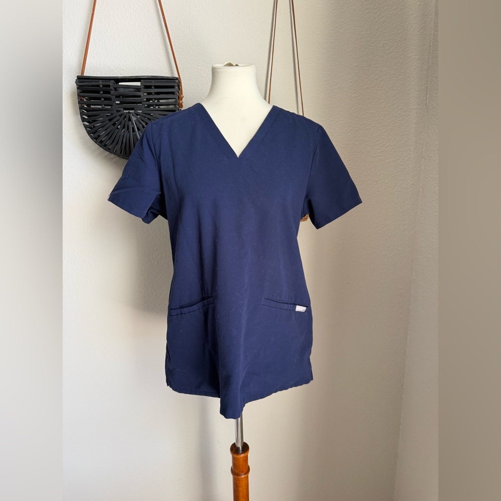 FIGS Casma Three-Pocket Scrub Top, Size Medium